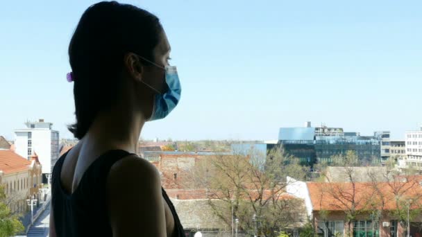 顔マスクで隔離された若い女性のシルエット コロナウイルスとの戦いで Covid 4Kビデオクリップ — ストック動画