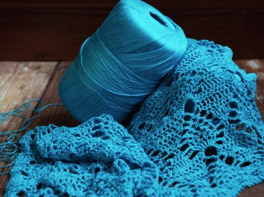  mavi iplik örme ahşap yüzeyde için görünümünü kapat          