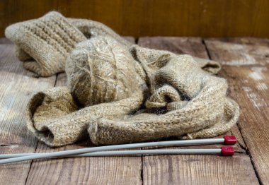 Parlak örgü iğneleriyle örgü ören renkler için yün 