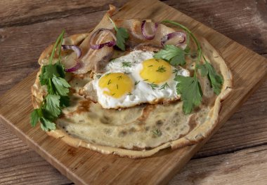 Krep yumurtası ve maydanozlu kızarmış kahvaltı feneri.