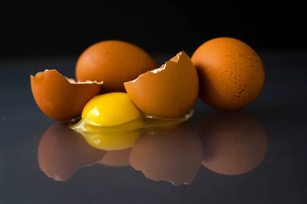 Tabakta tam ve kırılmış çiğ tavuk yumurtası ve yumurta sarısı proteini Paskalya yumurtalarının tarifini takip eder.