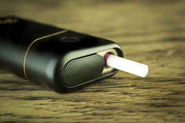 Elektronik sigara Glo siyah üzerine izole