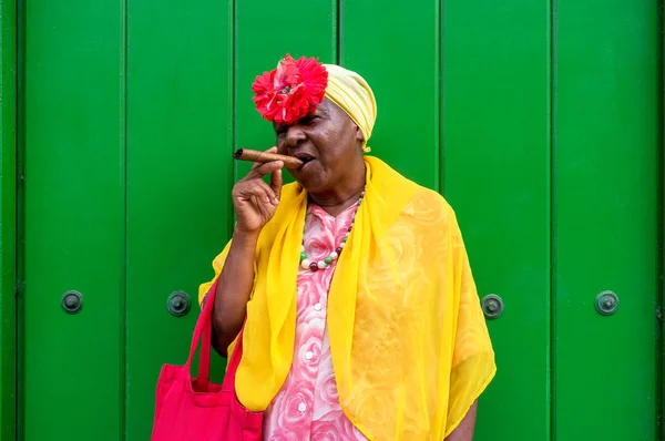 Velha senhora cubana fumar um charuto grande em La Havana, Cuba — Fotografia de Stock