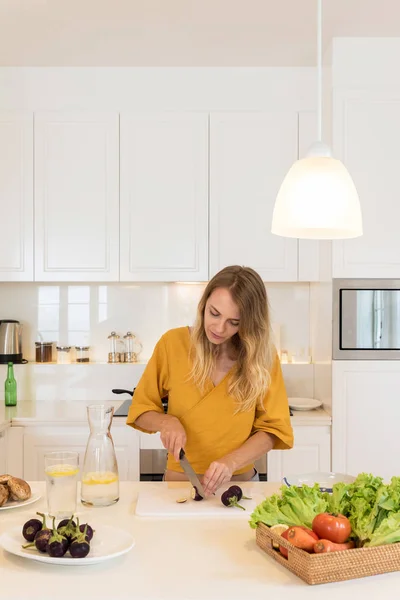 Mujer Joven Haciendo Una Comida Saludable Una Cocina Blanca Casa — Foto de Stock