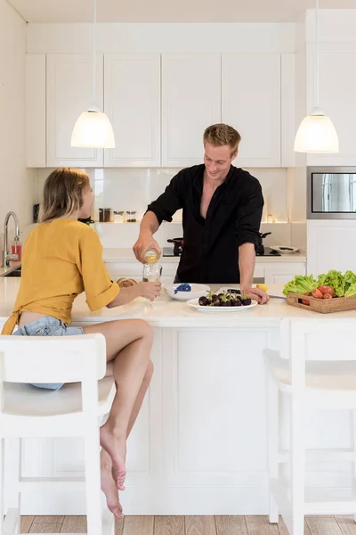 Para Robi Lunch Białej Kuchni Wyspie Domu — Zdjęcie stockowe