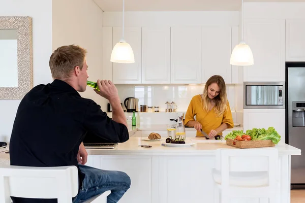 Para Robi Lunch Białej Kuchni Wyspie Domu — Zdjęcie stockowe