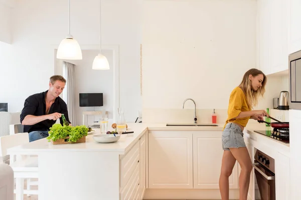 Couple Making Lunch White Island Kitchen Home — 스톡 사진