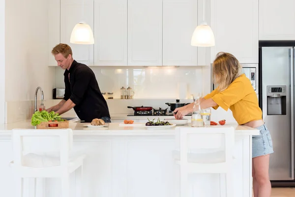 Para Robi Lunch Białej Kuchni Wyspie Domu — Zdjęcie stockowe