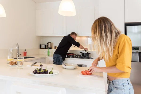 Para Robi Lunch Białej Kuchni Wyspie Domu — Zdjęcie stockowe