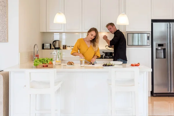 Para Robi Lunch Białej Kuchni Wyspie Domu — Zdjęcie stockowe