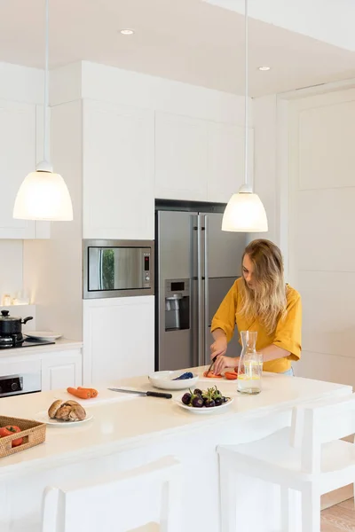 Mujer Joven Haciendo Una Comida Saludable Una Cocina Blanca Casa — Foto de Stock