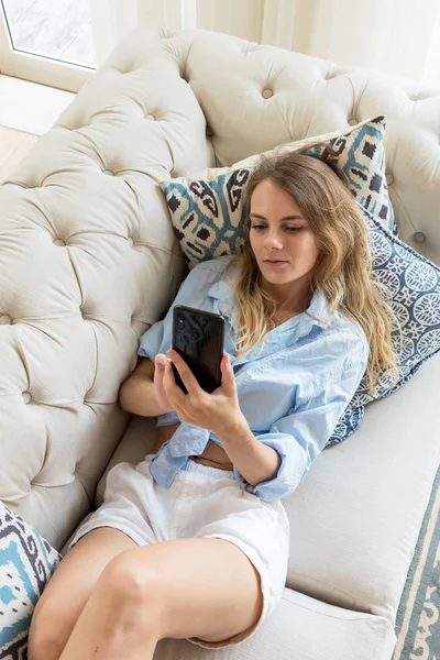 Blondes Mädchen Beim Sms Schreiben Mit Dem Handy Auf Dem — Stockfoto