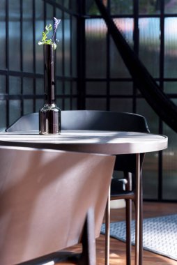 Hamağı ve birkaç sandalyesi olan modern bir güneş odası.