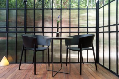 Siyah sandalyeli modern güneş odası