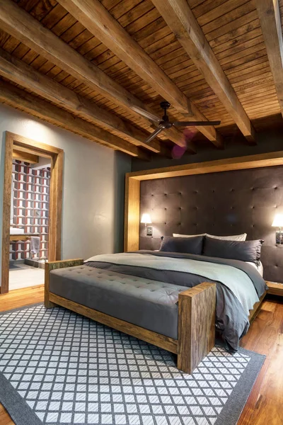 Schlafzimmer in modernem Luxushaus — Stockfoto