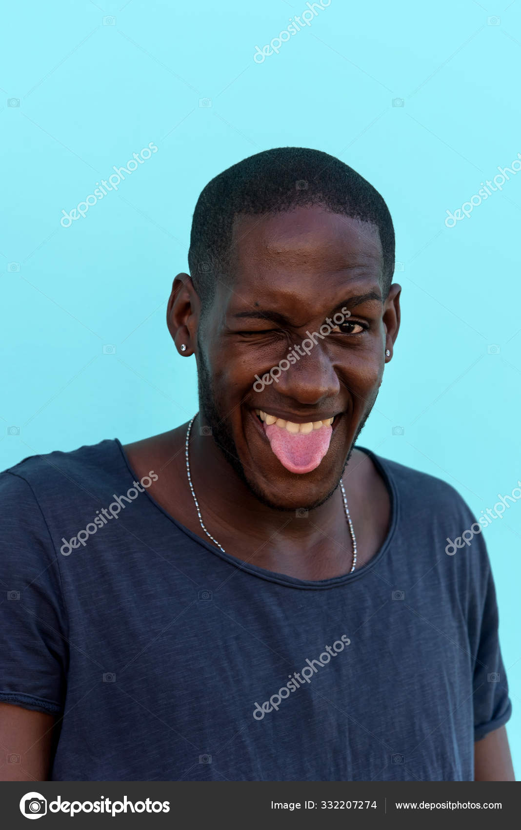 Портрет Смешного Африканца Перед Красочной Стеной Стоковое Фото.