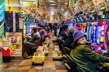 17 Nisan 2019: Osaka, Japonya 'da Pachinko oyunları oynayan insanlar