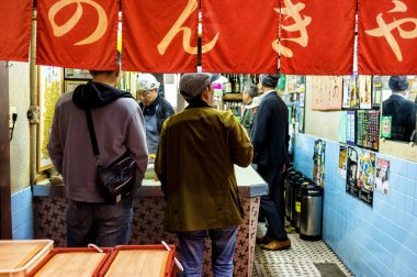 18 Nisan 2019: Osaka, Japonya 'da küçük bir barda yemek yiyen erkekler