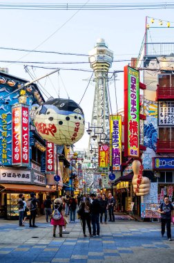 18 Nisan 2019: Osaka, Japonya 'da restoranlarla dolu bir sokakta yürüyen insanlar