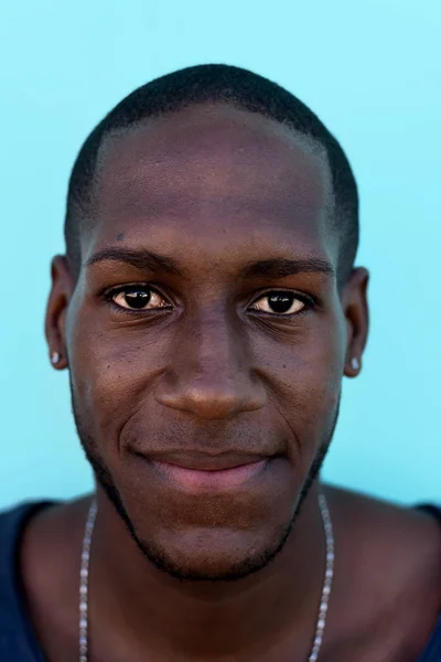 Porträt eines afrikanischen Mannes vor einer bunten Wand — Stockfoto