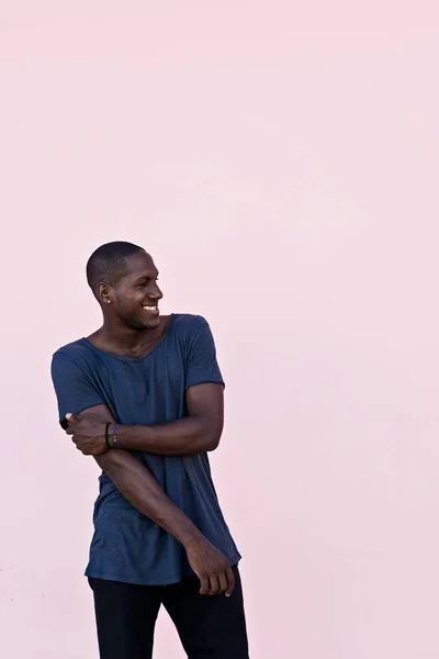 Porträt eines afrikanischen Mannes vor einer bunten Wand — Stockfoto