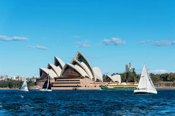 12. srpna: Opera a některá plavidla v Sydney Australia — Stock fotografie