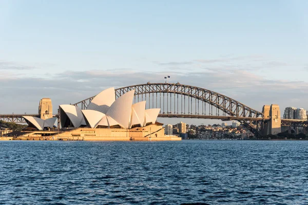 28. července: Opera s přístavním mostem na pozadí v Sydney Austrálie — Stock fotografie