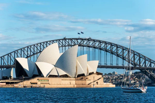 28 de julho: Ópera com Harbour Bridge em segundo plano em Sydney Austrália — Fotografia de Stock