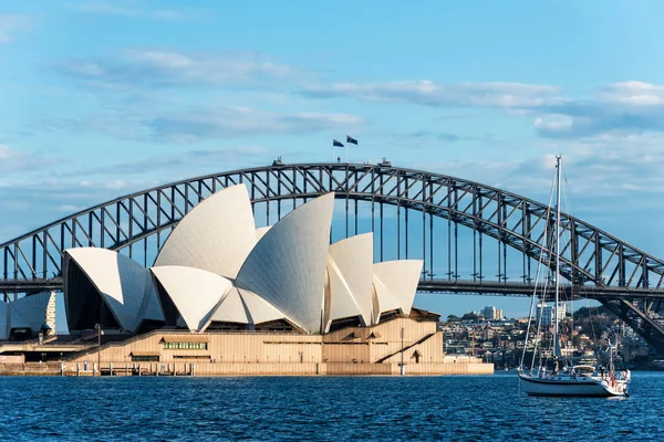 28. července: Opera s přístavním mostem na pozadí v Sydney Austrálie — Stock fotografie