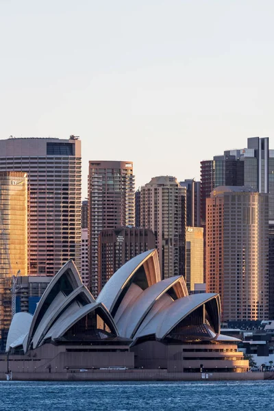 12 de agosto: Sydney Opera House e o horizonte ao pôr do sol Nova Gales do Sul, Austrália — Fotografia de Stock