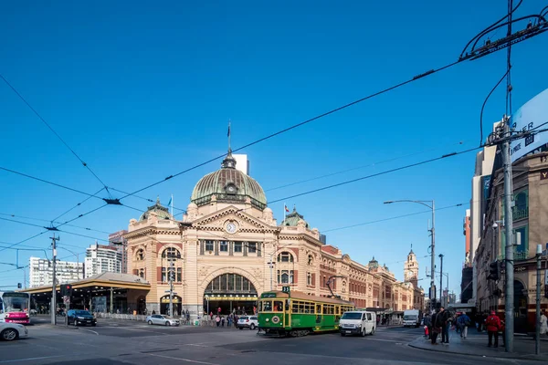 31. července: Vlákna nádraží s veřejnou tramvají v centru Melbourne, Austrálie — Stock fotografie