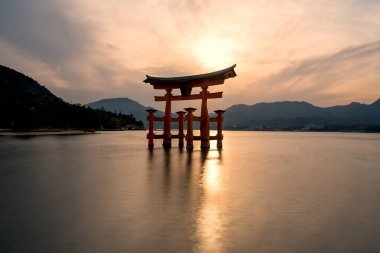 Japonya, Itsukushima Tapınağı 'nın yüzen kapısı