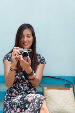 Meksika, Cholula 'da elinde retro kamerayla fotoğraf çeken bir kadın.