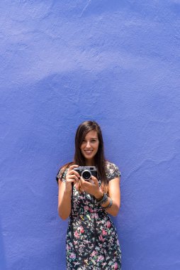Kadın Cholula, Meksika 'da eski bir kamerayla fotoğraf çekiyor.