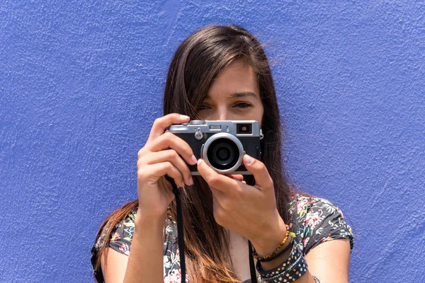 Woman outdoors taking pictures with a retro camera in Cholula, Mexico — Stock Photo, Image