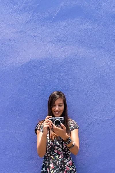 Женщина на улице фотографирует ретро-камерой в Чолуле, Мексика — стоковое фото
