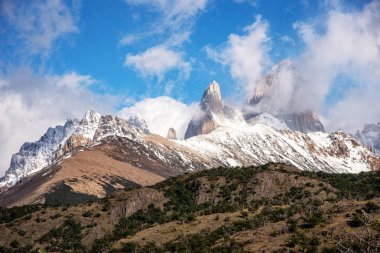 El Chalten, Patagonya, Arjantin 'deki dağ zirvesinde bulutlu bir gün.