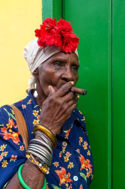 Küba, La Havana 'da puro içen yaşlı Kübalı kadın.  