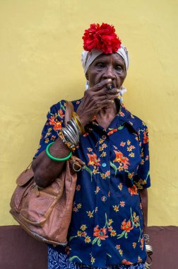 Küba, La Havana 'da puro içen yaşlı Kübalı kadın.  
