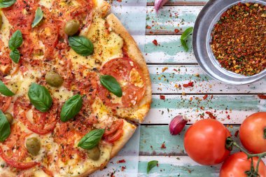 Yukardan bakıldığında yeni yapılmış ahşap ateşlenmiş pizza.