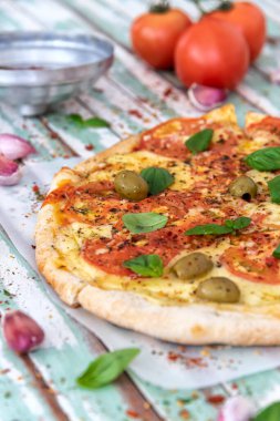Yukardan bakıldığında yeni yapılmış ahşap ateşlenmiş pizza.