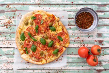 Yukardan bakıldığında yeni yapılmış ahşap ateşlenmiş pizza.
