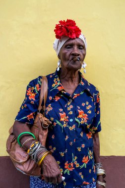 Küba, La Havana 'da puro içen yaşlı Kübalı kadın.  