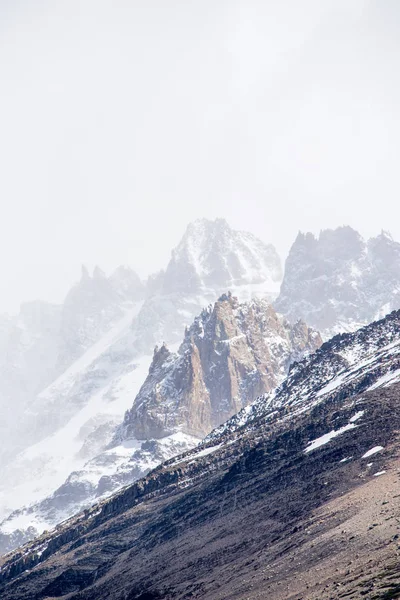 Felhős nap a hegyi csúcson El Chaltenben, Patagóniában, Argentínában — Stock Fotó