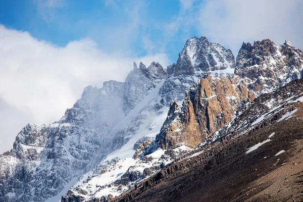 Dia nublado no cume da montanha em El Chalten, Patagônia, Argentina — Fotografia de Stock