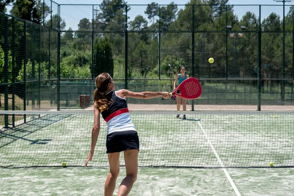 Mujer jugando padel al aire libre — Foto de Stock