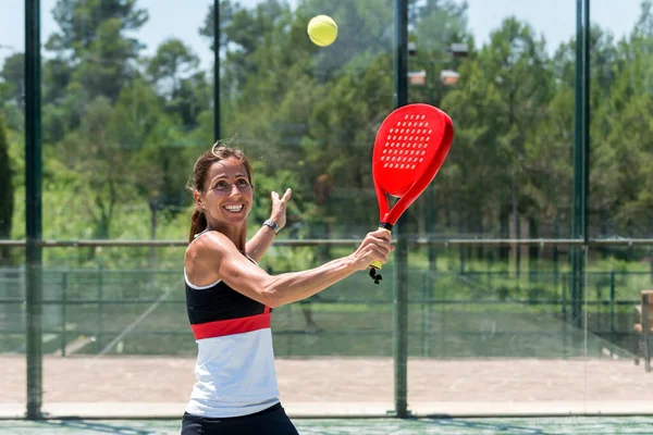 Dışarıda Padel oynayan kadın.