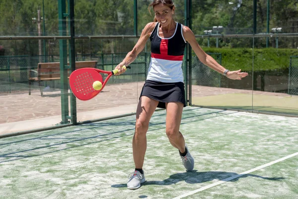 Nő játszik padel szabadban — Stock Fotó