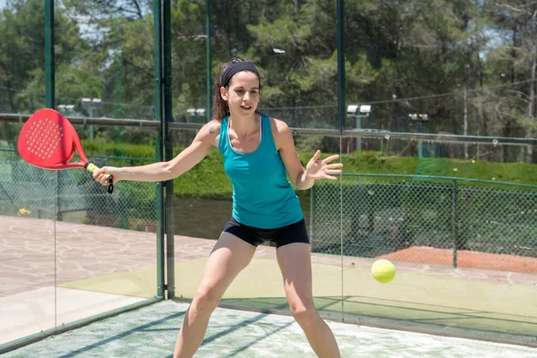 Dışarıda Padel oynayan kadın.