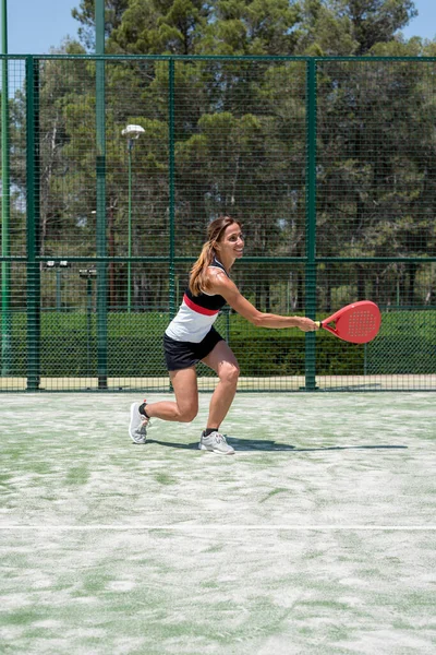 Kvinde spiller padel udendørs - Stock-foto